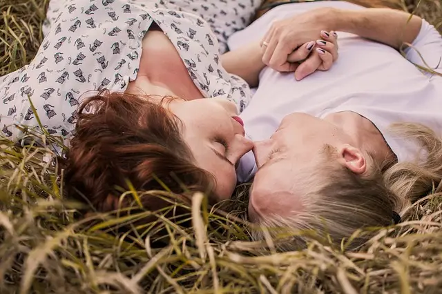 corps-filles-dans-l'herbe-amour