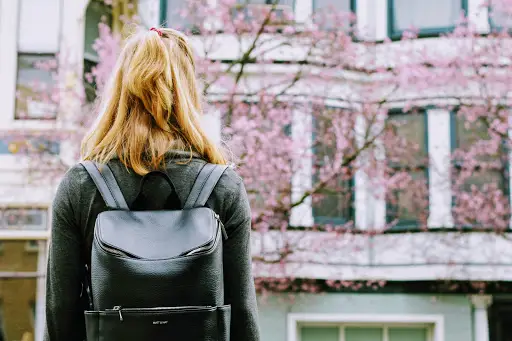 Body-Girl-mit-Rucksack-Tim-Gouw