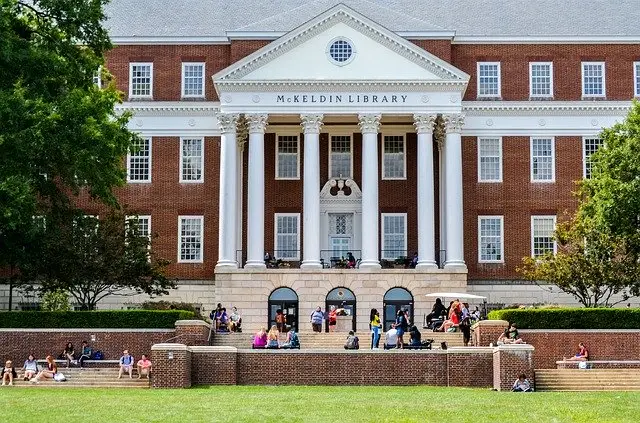 body_university_campus_library_students