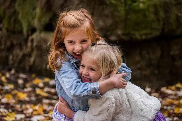 corps-enfants-câlins-filles