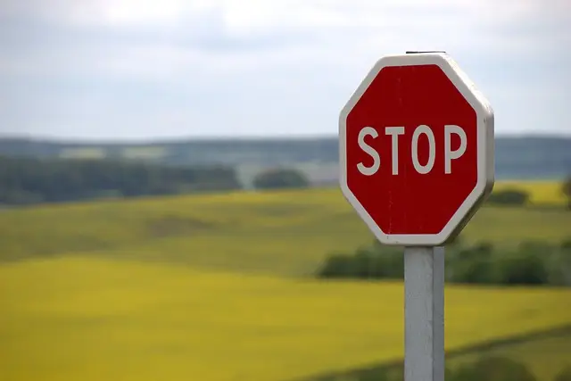 iezīme-stop-sign-field