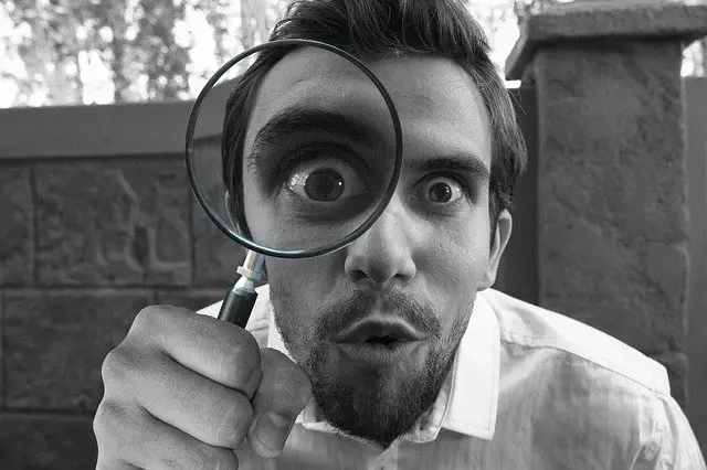 body_investigate_man_magnifying_glass_grappig