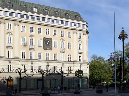 cuerpo-kreditbanken-edificio-norrmalmstorg-suecia-Tage-Olsin