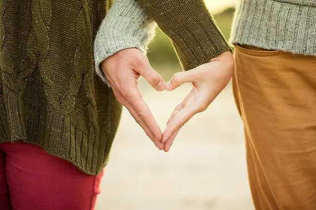 corpo-coração-mãos-amor-casal