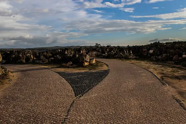 cuerpo-dos-caminos-carreteras-cc0