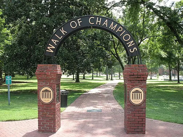 몸-Ole_Miss_Walk_Of_Champions