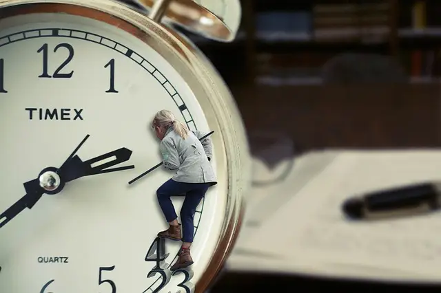 body_woman_pusing_clock_time